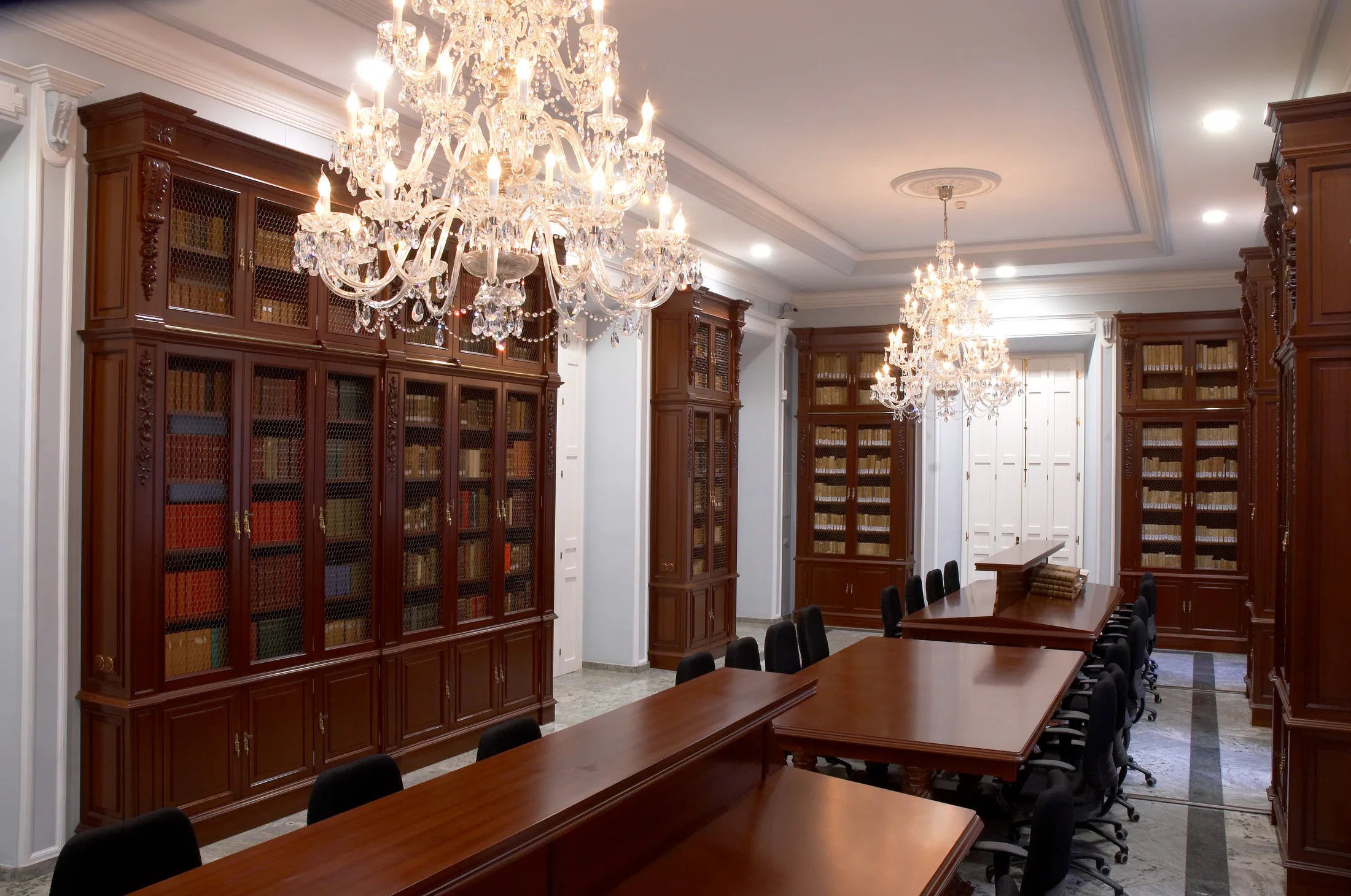 Estanterías de madera de la biblioteca del Palacio de Las Doblas