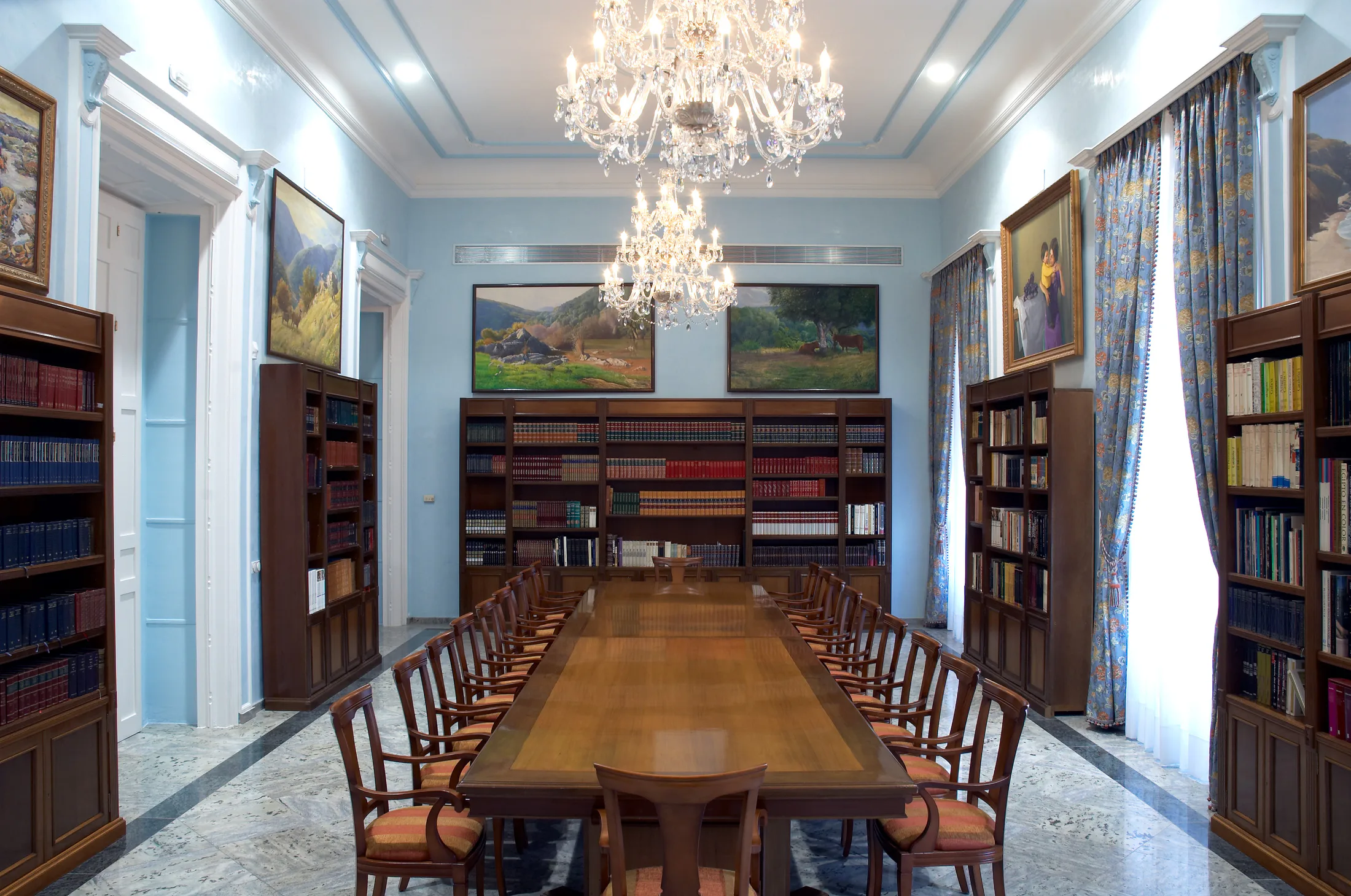 Salón Azul con mesa de juntas