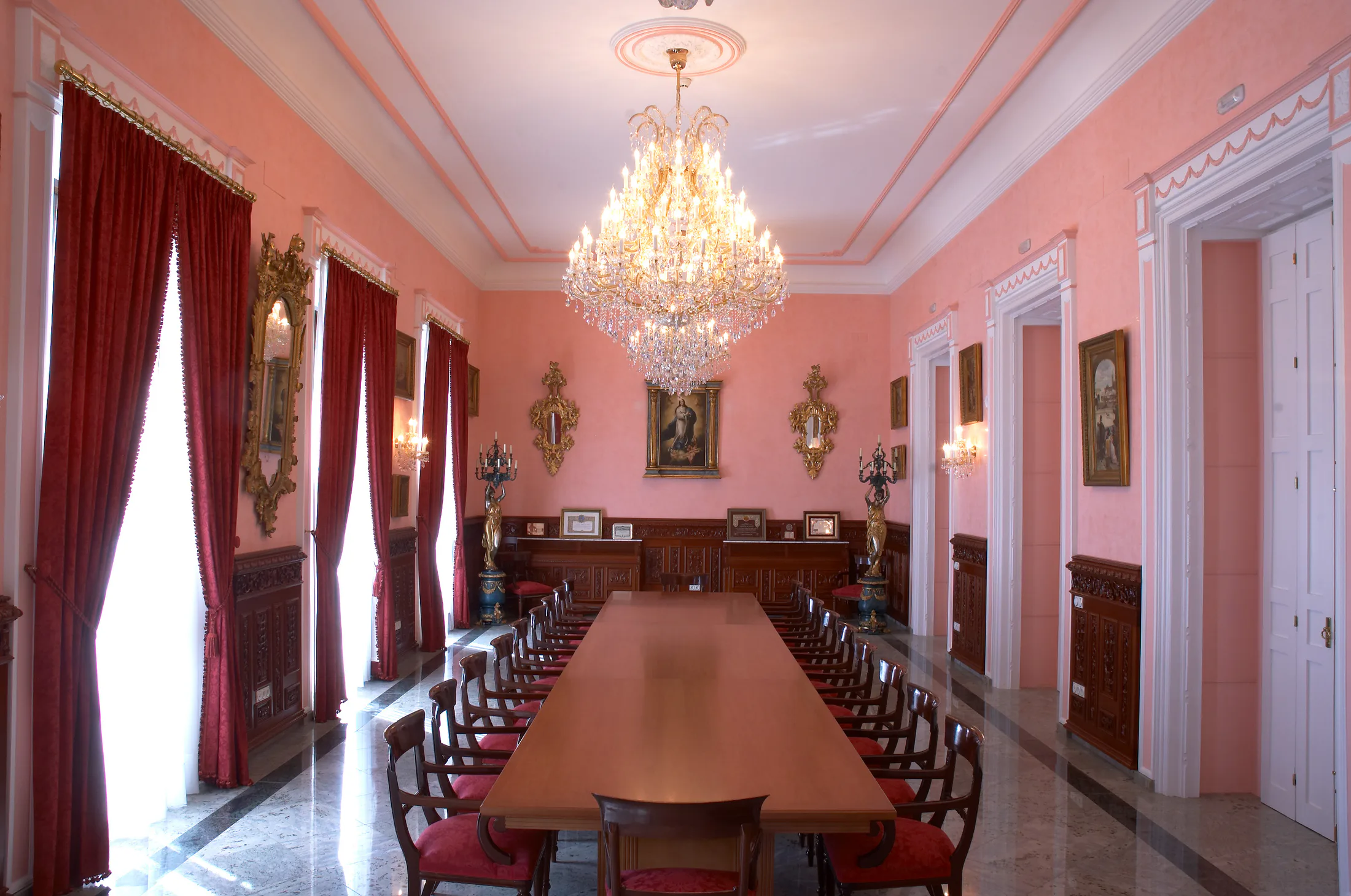 Salón Rojo con gran lámpara dorada