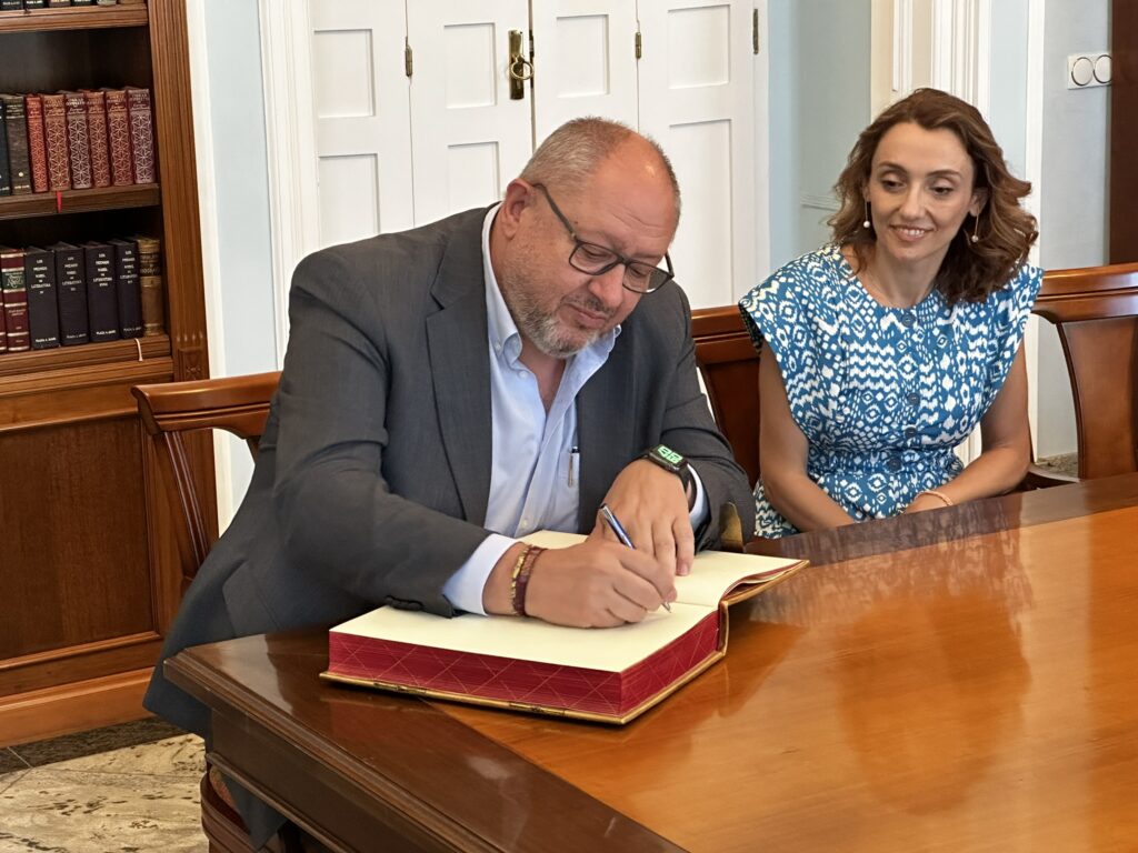 Rector de la Universidad de Córdoba escribiendo un mensaje para la Fundación Miguel Castillejo