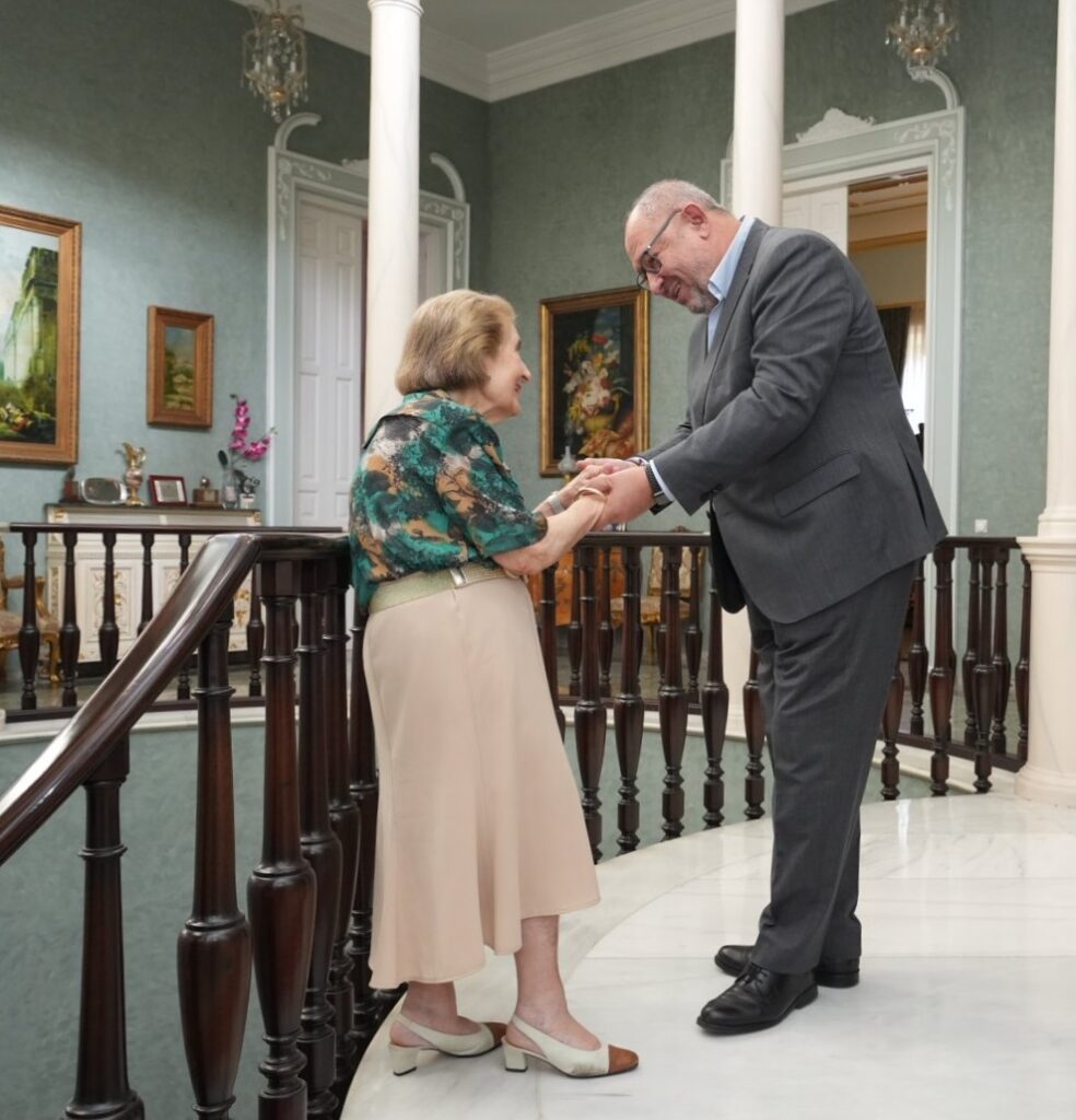 Saludo entre la Presidenta de la Fundación Miguel Castillejo y el Rector de la Universidad de Córdoba